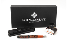 Levně Diplomat D40364083 Aero Elox Matrix Black/Orange sada plnicí pero, inkoust a kožené pouzdro